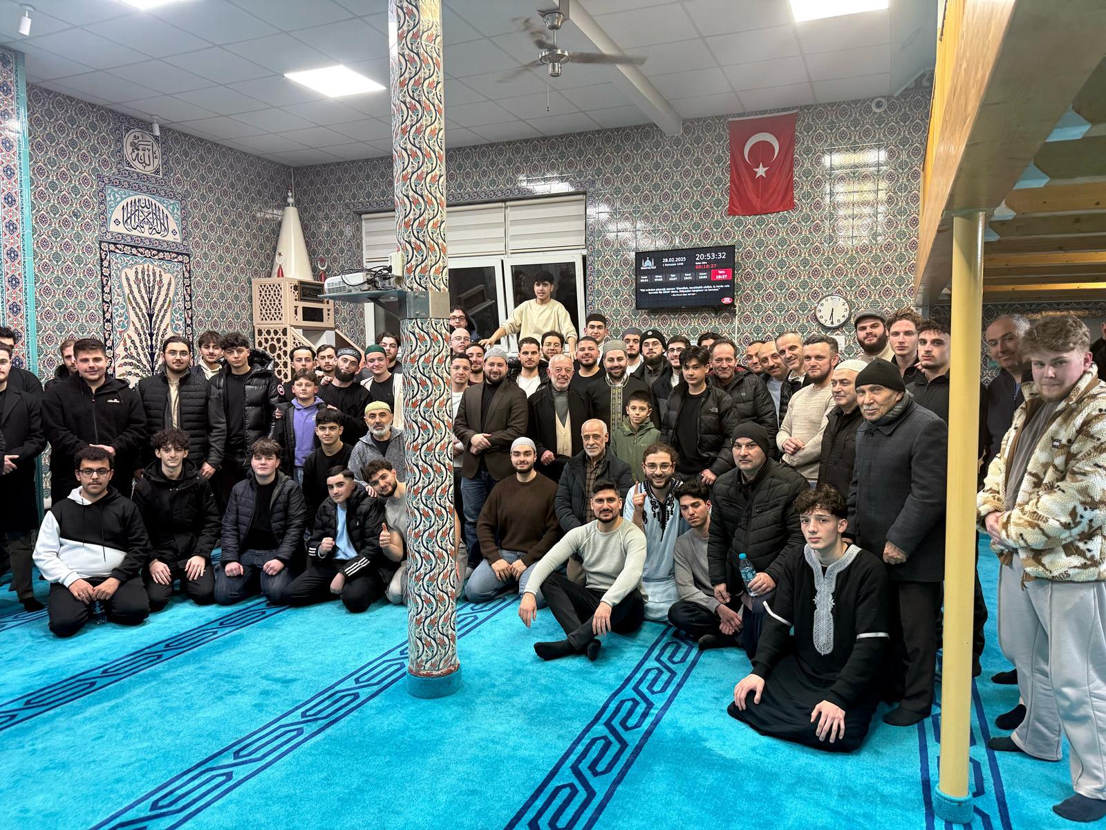 Gruppenfoto der Gemeinde in der Osmanbey Moschee