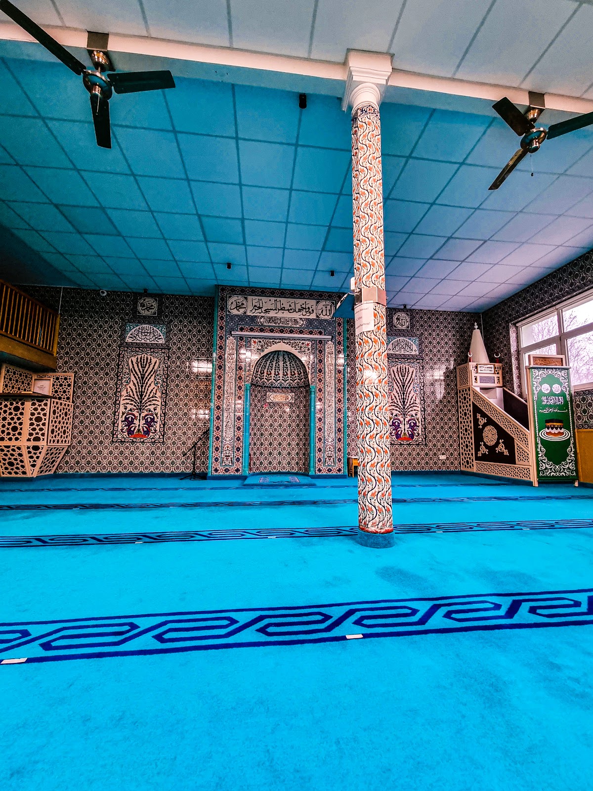 Innenraum der Osmanbey Moschee mit Gebetsteppich und Mihrab